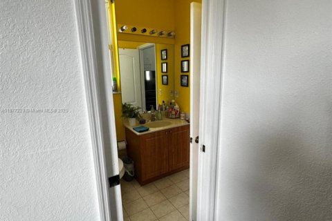 Condominio en venta en Hialeah, Florida, 2 dormitorios, 126.44 m2 № 1978024 - foto 24