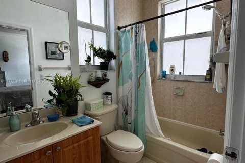 Condominio en venta en Hialeah, Florida, 2 dormitorios, 126.44 m2 № 1978024 - foto 18