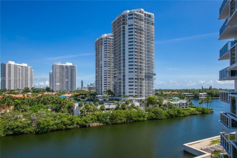 Copropriété à louer à Aventura, Floride: 2 chambres, 96.43 m2 № 2401663 - photo 13