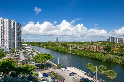 Copropriété à louer à Aventura, Floride: 2 chambres, 96.43 m2 № 2401663 - photo 12