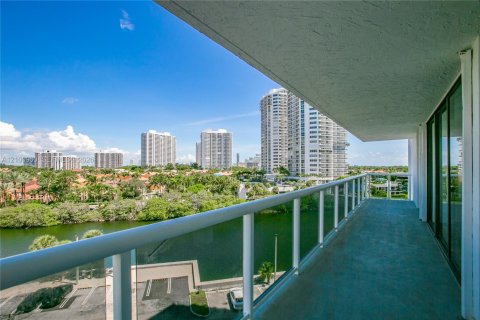 Copropriété à louer à Aventura, Floride: 2 chambres, 96.43 m2 № 2401663 - photo 2