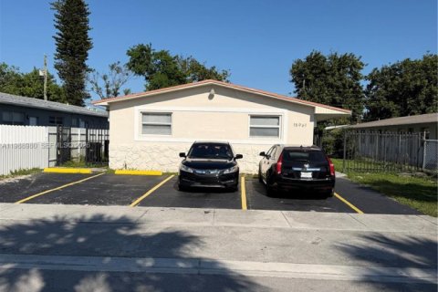 Commercial property in North Miami Beach, Florida 274.25 sq.m. № 2050974 - photo 3