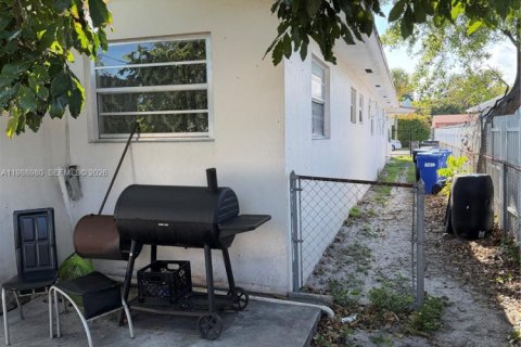 Commercial property in North Miami Beach, Florida 274.25 sq.m. № 2050974 - photo 10