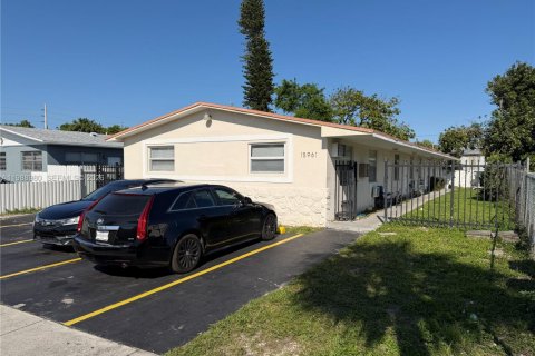 Commercial property in North Miami Beach, Florida 274.25 sq.m. № 2050974