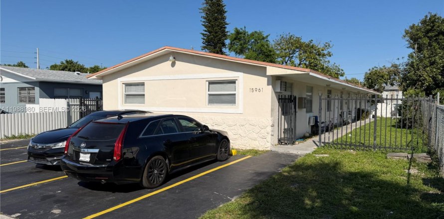 Commercial property in North Miami Beach, Florida 274.25 sq.m. № 2050974