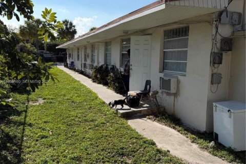 Commercial property in North Miami Beach, Florida 274.25 sq.m. № 2050974 - photo 6