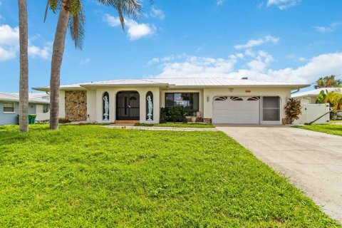 House in Port Charlotte, Florida 3 bedrooms, 216.46 sq.m. № 2226642