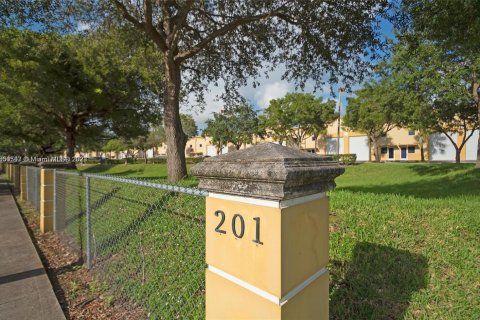 Propiedad comercial en alquiler en Florida City, Florida № 1217656 - foto 1