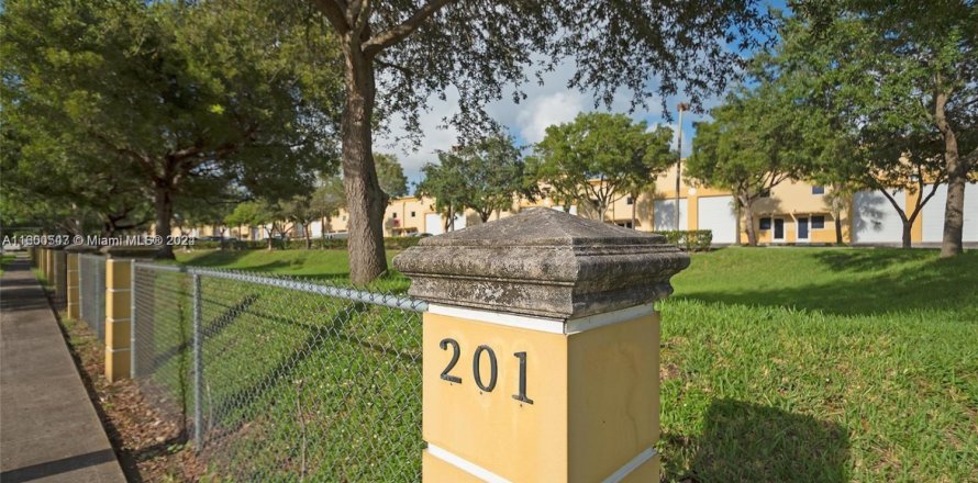 Propiedad comercial en Florida City, Florida № 1217656