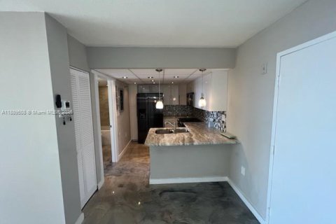 Condominio en venta en Port Charlotte, Florida, 1 dormitorio, 60.94 m2 № 1938902 - foto 18