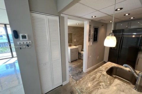 Condominio en venta en Port Charlotte, Florida, 1 dormitorio, 60.94 m2 № 1938902 - foto 8