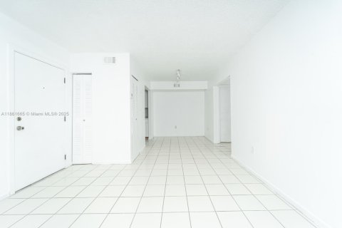 Condo in Sweetwater, Florida, 1 bedroom  № 1890401 - photo 14