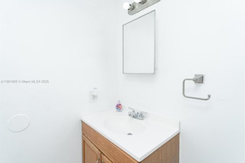 Condo in Sweetwater, Florida, 1 bedroom  № 1890401 - photo 21