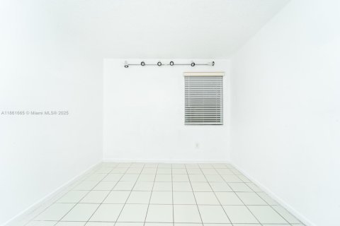 Condo in Sweetwater, Florida, 1 bedroom  № 1890401 - photo 16