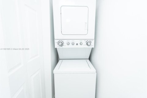 Condo in Sweetwater, Florida, 1 bedroom  № 1890401 - photo 15