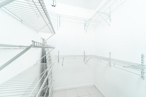 Condo in Sweetwater, Florida, 1 bedroom  № 1890401 - photo 18