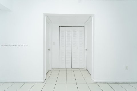 Condo in Sweetwater, Florida, 1 bedroom  № 1890401 - photo 13