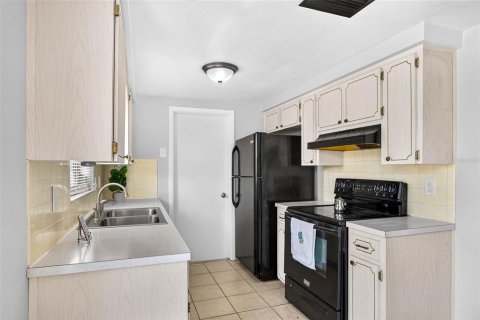 Villa ou maison à louer à Port Richey, Floride: 2 chambres, 78.04 m2 № 2388143 - photo 12