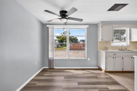 Villa ou maison à louer à Port Richey, Floride: 2 chambres, 78.04 m2 № 2388143 - photo 8