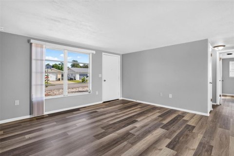 Villa ou maison à louer à Port Richey, Floride: 2 chambres, 78.04 m2 № 2388143 - photo 5