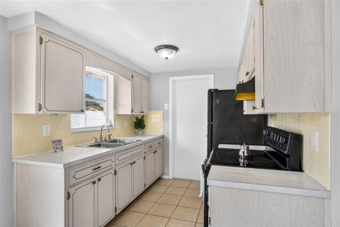 Villa ou maison à louer à Port Richey, Floride: 2 chambres, 78.04 m2 № 2388143 - photo 10