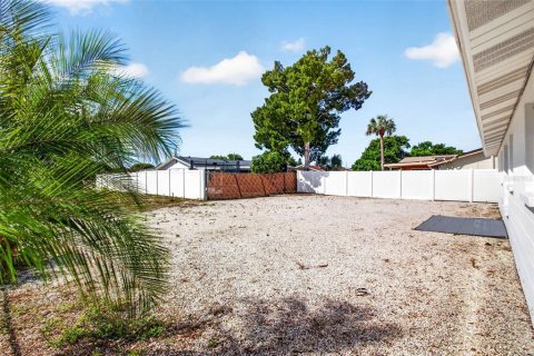 Villa ou maison à louer à Port Richey, Floride: 2 chambres, 78.04 m2 № 2388143 - photo 23