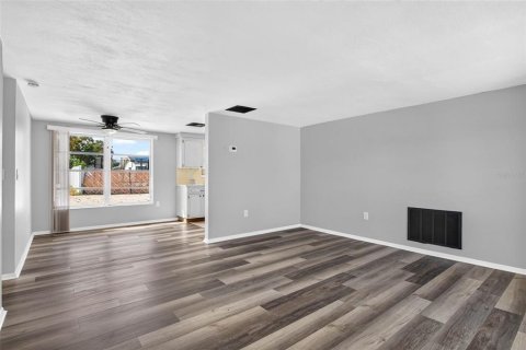 Villa ou maison à louer à Port Richey, Floride: 2 chambres, 78.04 m2 № 2388143 - photo 3