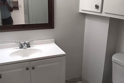 Condo in Hollywood, Florida, 1 bedroom  № 1948863 - photo 9