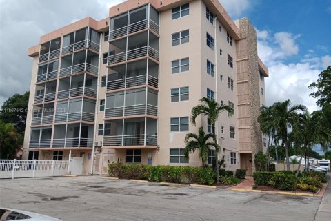 Condo in Hollywood, Florida, 1 bedroom  № 1948863 - photo 1