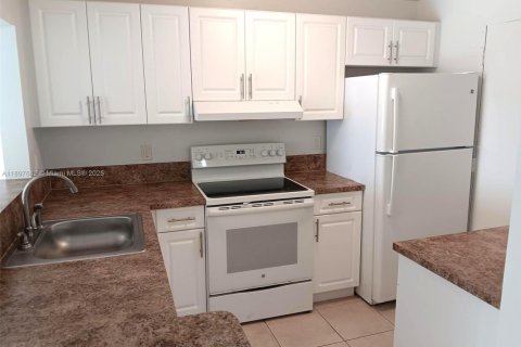 Condo in Hollywood, Florida, 1 bedroom  № 1948863 - photo 2