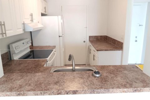 Condo in Hollywood, Florida, 1 bedroom  № 1948863 - photo 3