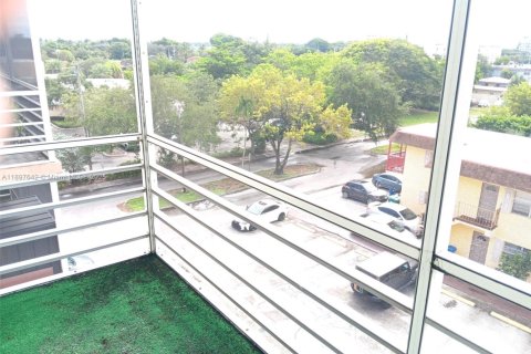 Condo in Hollywood, Florida, 1 bedroom  № 1948863 - photo 6