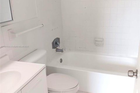 Condo in Hollywood, Florida, 1 bedroom  № 1948863 - photo 13