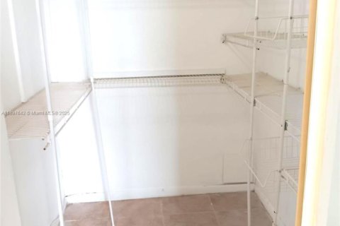Condo in Hollywood, Florida, 1 bedroom  № 1948863 - photo 12