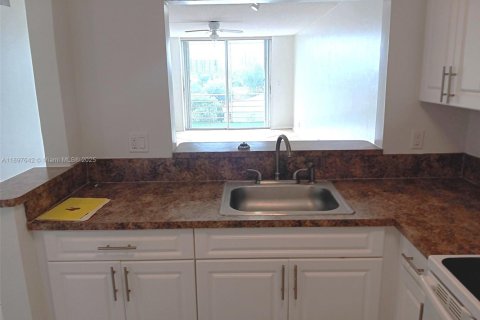Condo in Hollywood, Florida, 1 bedroom  № 1948863 - photo 4