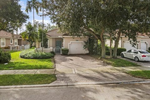 House in Sunrise, Florida 3 bedrooms, 134.89 sq.m. № 1997341 - photo 2