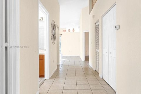 House in Sunrise, Florida 3 bedrooms, 134.89 sq.m. № 1997341 - photo 3