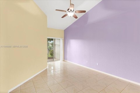House in Sunrise, Florida 3 bedrooms, 134.89 sq.m. № 1997341 - photo 12