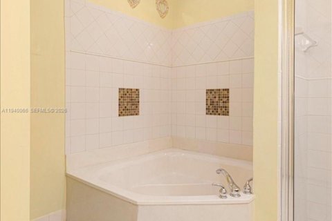 House in Sunrise, Florida 3 bedrooms, 134.89 sq.m. № 1997341 - photo 16