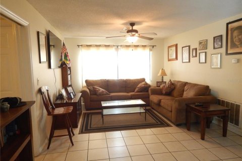 House in Kissimmee, Florida 4 bedrooms, 169.73 sq.m. № 2206221 - photo 11