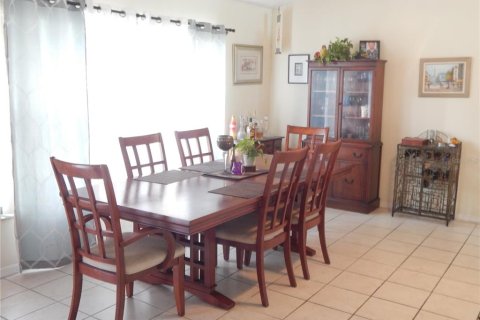 House in Kissimmee, Florida 4 bedrooms, 169.73 sq.m. № 2206221 - photo 3