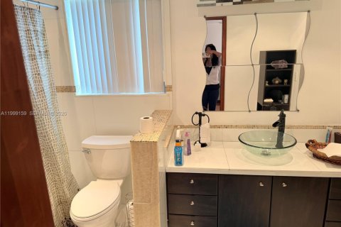 Commercial property in Miami, Florida 1 bedroom, 170.75 sq.m. № 2067453 - photo 3