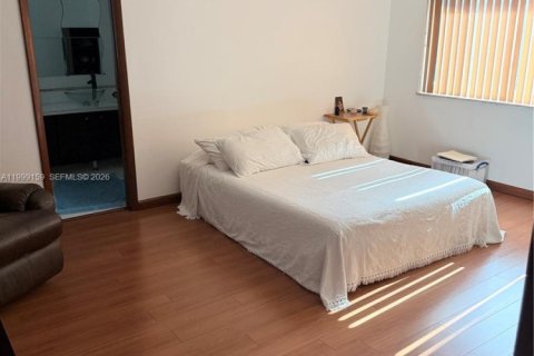 Commercial property in Miami, Florida 1 bedroom, 170.75 sq.m. № 2067453