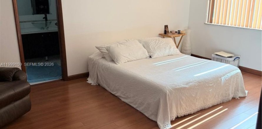 Commercial property in Miami, Florida 1 bedroom, 170.75 sq.m. № 2067453