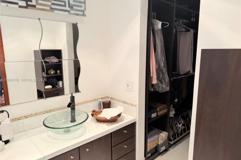 Commercial property in Miami, Florida 1 bedroom, 170.75 sq.m. № 2067453 - photo 4