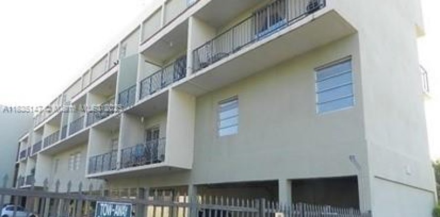 Commercial property in Hialeah Gardens, Florida 89.19 sq.m. № 2035212