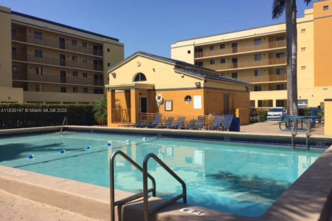 Commercial property in Hialeah Gardens, Florida 89.19 sq.m. № 2035212 - photo 3