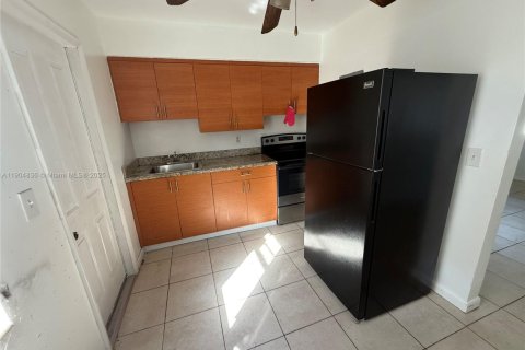 Casa en alquiler en North Miami, Florida, 1 dormitorio, 37.16 m2 № 2019504 - foto 3