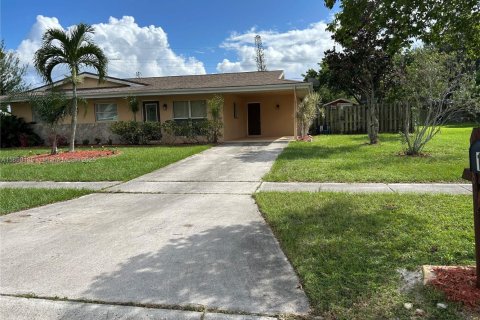 House in Port St. Lucie, Florida 3 bedrooms, 116.31 sq.m. № 1947283 - photo 2