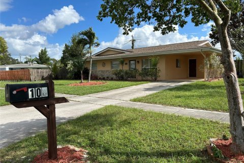House in Port St. Lucie, Florida 3 bedrooms, 116.31 sq.m. № 1947283 - photo 1